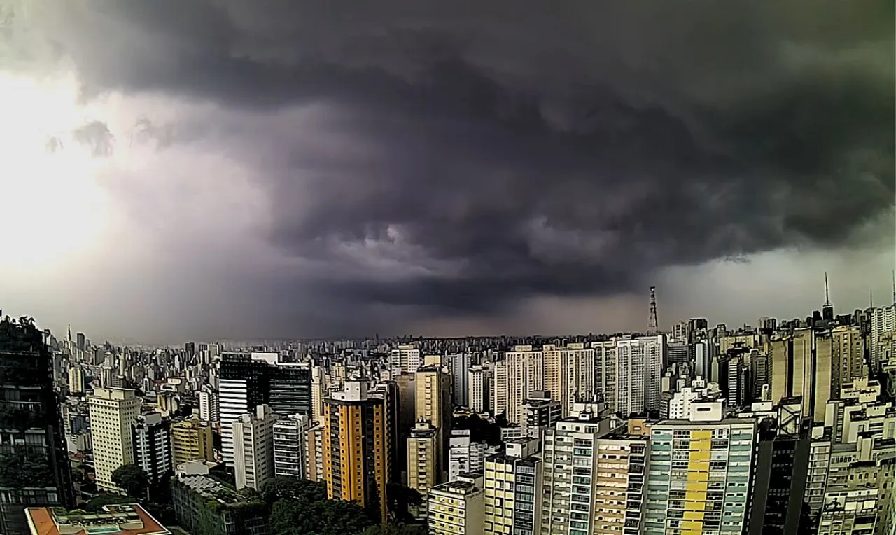 A imagem a forma&ccedil;&atilde;o de chuva intensa na cidade de S&atilde;o Paulo
